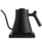 Alliez style et précision avec la bouilloire électrique Fellow. Avec son design soigné, elle trouve facilement sa place dans toutes les cuisines. Son bec en col de cygne et le réglage précis de la température en font une alliée idéale pour préparer café ou thé comme vous les aimez. Un bel équilibre entre esthétique, confort et performance.