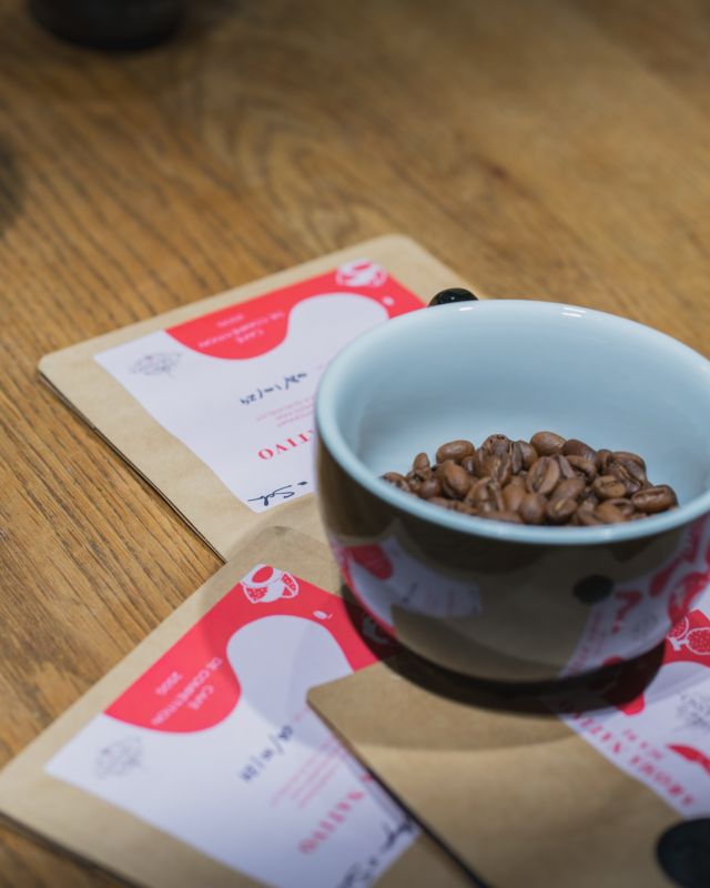 𝘾𝘼𝙍𝘼𝙎𝙎𝙊 𝙓 𝙀𝙓𝙋𝙐𝙍𝙀
C’est un immense plaisir de vous présenter notre café de compétition utilisé par notre barista @cl._.g2411 ce week-end aux championnats suisse de Brewers 🎤
Ce bijoux vient de la ferme de Luis Marcelino, en Colombie, plus précisément dans la région de Huila (Acevedo) à 1’600m d’altitude, réputée pour la variété Pink Bourbon. Notamment grâce à son procédé post récolte, honey avec double fermentation, les arômes de ce café sont aussi surprenants qu’envoûtants. Laissez vous emporter par ses notes exceptionnelles de litchi et de rose 🌹. A déguster en méthode douce 😋.
Pour ce café d’exception, nous avons eu le plaisir de collaborer avec l’artiste genevoise @acquaesale_art Représentée par l’agence @_expure , Tiffany excelle dans les domaines de la peinture, de l’illustration et du graphisme, apportant une touche artistique à notre étiquette 🎨👩🏻‍🎨.
#carasso #cafescarasso #competitioncoffee #brewers #specialtycoffee #colombiancoffee #colombia #coffeelover #coffee #slowroast #roasters #expure