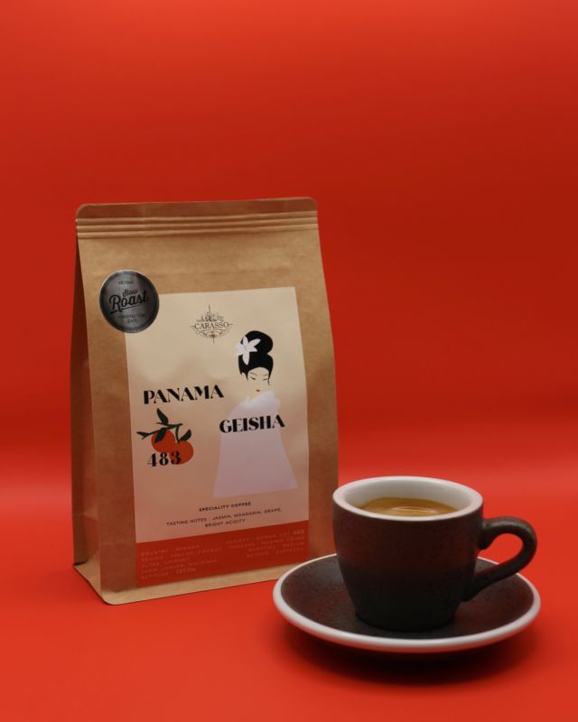 ☕️ Et puisqu’une bonne nouvelle n’arrive jamais seule… voici un deuxième bijou ! 🇵🇦✨
Après notre premier Geisha en méthode douce, place à l’espresso avec notre Panama Geisha 483 toujours de la Janson Coffee Farm. Également récolté à 1350m d’altitude, le 25 janvier 2024, ce lot lavé, avec une torréfaction moyenne, dévoile des notes éclatantes de jasmin, mandarine et raisin, avec une acidité vive !🍊🍇
Deux cafés d’exception, pour amateurs de filtre et d’espresso. 🔥
⚠️ Quantité limitée, à découvrir dès maintenant en ligne et dans nos deux boutiques à Genève 🛒
#coffee #specialtycoffee #carasso #cafescarasso #roaster #café #panama #geisha #panamageisha