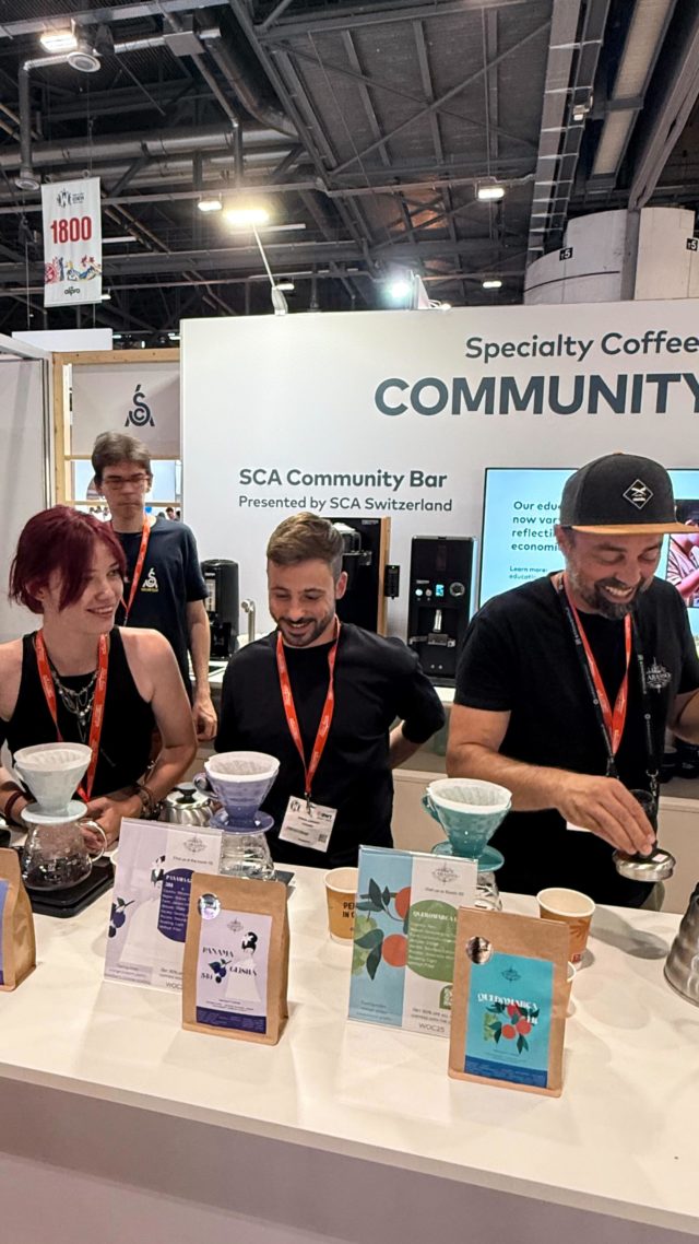 Retour en images sur le World of Coffee de la semaine dernière ☕️🚀
Un grand merci à toutes celles et ceux qui sont passés nous voir ! Ce fut un réel plaisir de partager ces moments avec vous. On se réjouit déjà de vous retrouver très bientôt 🙏🏼
Merci également à @sca_switzerland @rancilio_official @fairtrademaxhavelaar @sandro_roth pour leur présence et leur soutien 💪🏼☕️
#worldofcoffee #woc #cafescarasso #carasso #roasters #geneva #coffee #coffeelovers #specialtycoffee